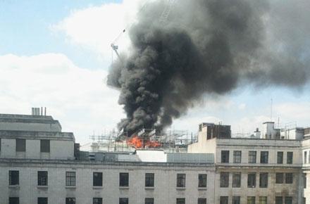 Cháy lớn tại toà nhà nổi tiếng ở trung tâm London