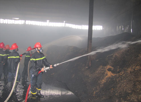 Cháy nhà máy gỗ, hàng nghìn tấn nguyên liệu bị thiêu rụi