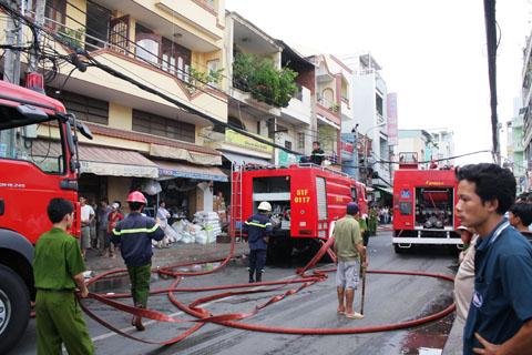 Tiểu thương nháo nhào vì hỏa hoạn gần chợ