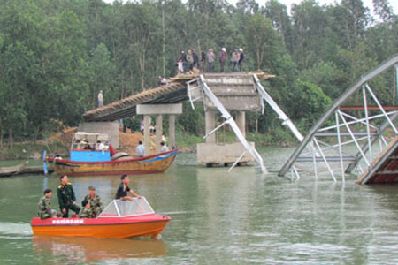 Cầu đổ sập khi chuẩn bị hoàn thiện, 7 công nhân gặp nạn