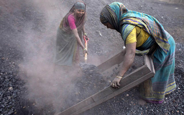 Cảnh lao động “khổ sai” của phụ nữ nơi mỏ than
