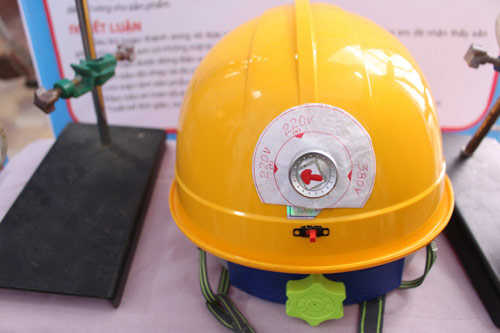 Đội chiếc mũ này, thợ điện sẽ an toàn trước ‘thần điện’