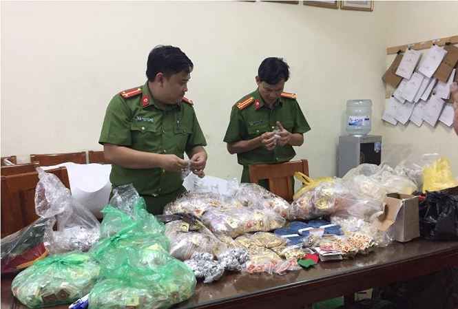 Hà Nội: Thu giữ hơn 7.000 sản phẩm quân trang 'nhái'