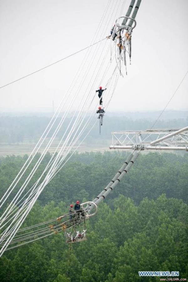 Công nhân treo mình trên đường dây điện cao thế