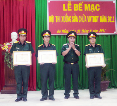 Hội thi xưởng sửa chữa VKTBKT cấp Quân khu năm 2011