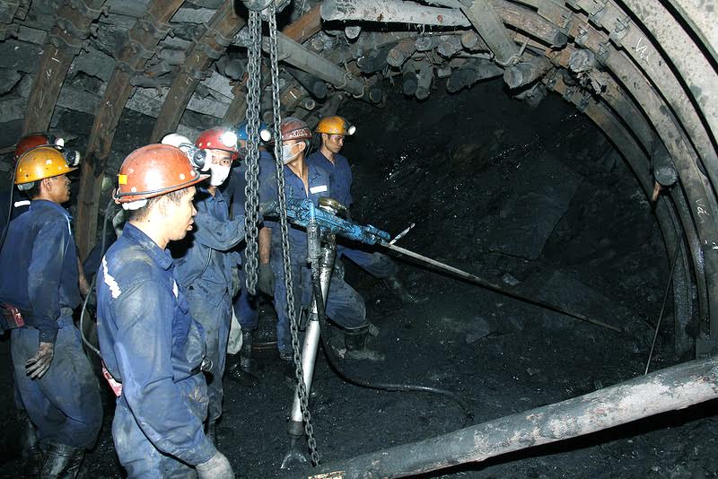 Bảo đảm an toàn lao động trong hoạt động khai thác than