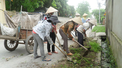 Tổ phụ nữ thu gom rác thải”