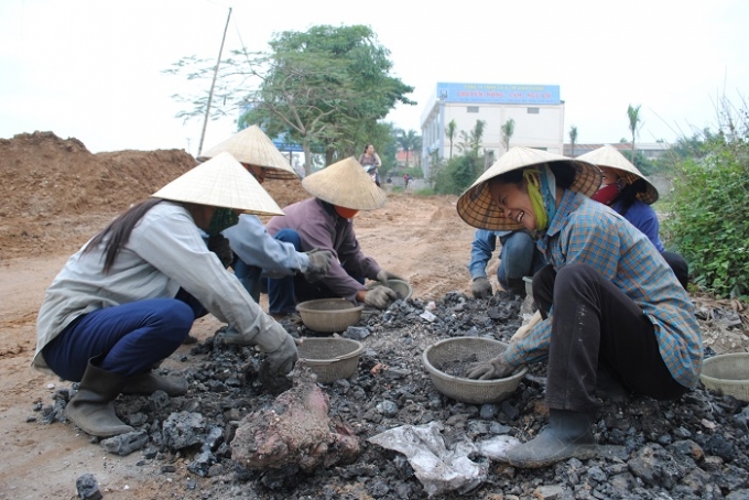 Nhọc nhằn nghề mót xỉ sắt